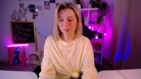Snapshot of ellysunlover chatting on 02/12/25, 04:33 ELLY online show from 02/12/25, 04:33