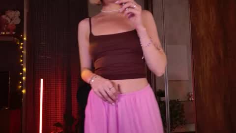 Snapshot of ellysunlover chatting on 10/20/25, 12:27 ELLY online show from 10/20/25, 12:27