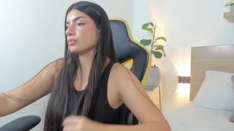 Snapshot of elody_grundy chatting on 10/28/25, 04:05 E L O D Y online show from 10/28/25, 04:05