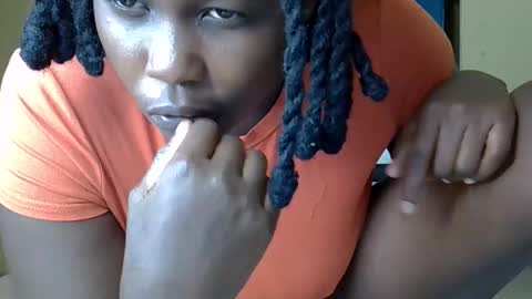 Snapshot of elvier_pretty chatting on 10/19/25, 09:21 flo online show from 10/19/25, 09:21