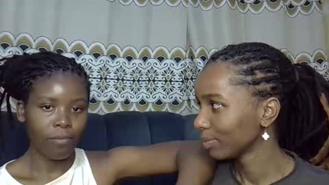 Snapshot of elvier_pretty chatting on 10/19/25, 09:26 flo online show from 10/19/25, 09:26