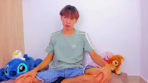 Snapshot of ely_king chatting on 06/17/26, 07:04 E L Y K I N G online show from 06/17/26, 07:04