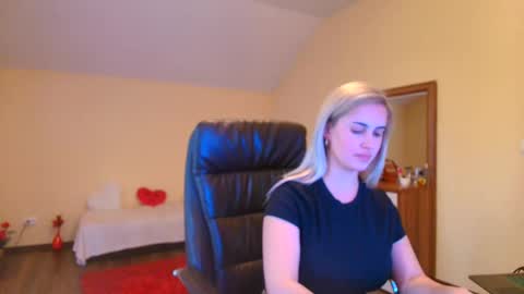 Snapshot of elysia3333 chatting on 10/28/25, 11:47 elysia3333 online show from 10/28/25, 11:47