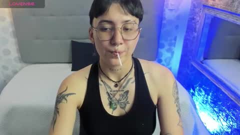 Snapshot of emahills__axelrose chatting on 09/19/25, 02:13 emahills__axelrose online show from 09/19/25, 02:13