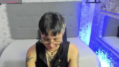 Snapshot of emahills__axelrose chatting on 09/20/25, 02:23 emahills__axelrose online show from 09/20/25, 02:23