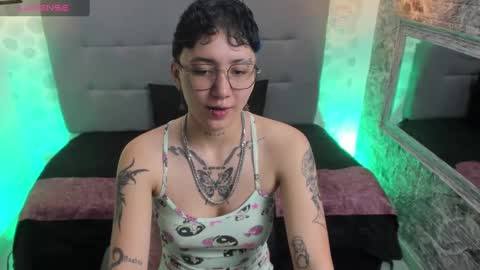 Snapshot of emahills__axelrose chatting on 09/27/25, 01:21 emahills__axelrose online show from 09/27/25, 01:21