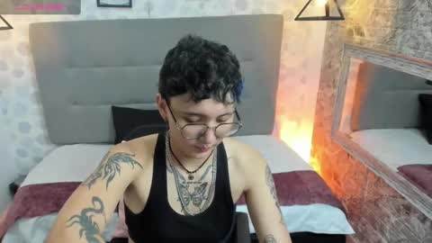 Snapshot of emahills__axelrose chatting on 10/04/25, 02:20 emahills__axelrose online show from 10/04/25, 02:20