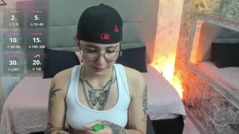 Snapshot of emahills__axelrose chatting on 10/09/25, 05:38 emahills__axelrose online show from 10/09/25, 05:38