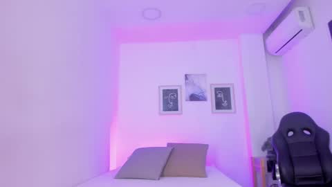 Snapshot of emelie_89 chatting on 01/10/25, 11:43 emelie_89 online show from 01/10/25, 11:43