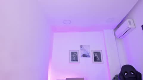 Snapshot of emelie_89 chatting on 02/04/25, 12:33 emelie_89 online show from 02/04/25, 12:33