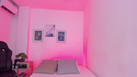 Snapshot of emelie_89 chatting on 02/11/25, 12:16 emelie_89 online show from 02/11/25, 12:16