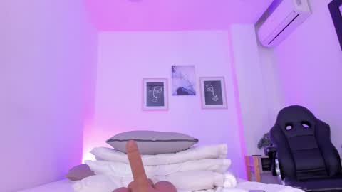 Snapshot of emelie_89 chatting on 02/12/25, 02:43 emelie_89 online show from 02/12/25, 02:43