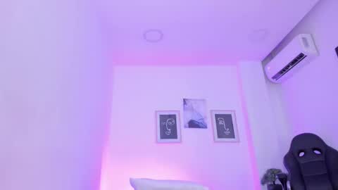 Snapshot of emelie_89 chatting on 02/19/25, 03:27 emelie_89 online show from 02/19/25, 03:27