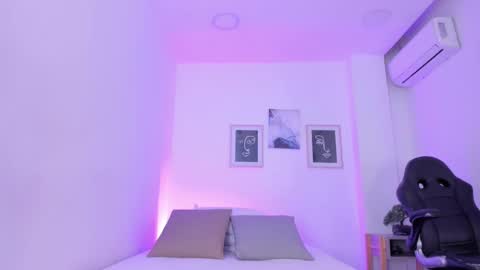 Snapshot of emelie_89 chatting on 02/21/25, 12:28 emelie_89 online show from 02/21/25, 12:28