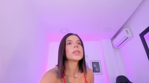 Snapshot of emelie_89 chatting on 03/04/25, 12:01 emelie_89 online show from 03/04/25, 12:01