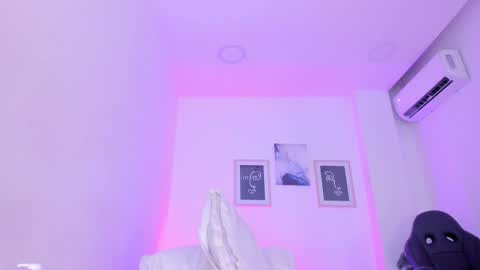Snapshot of emelie_89 chatting on 03/08/25, 03:24 emelie_89 online show from 03/08/25, 03:24