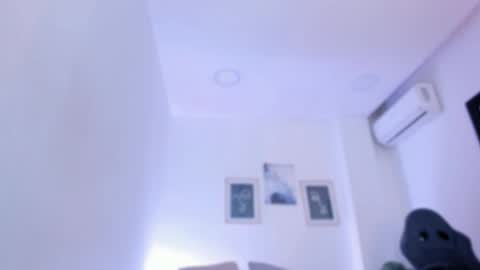 Snapshot of emelie_89 chatting on 10/21/25, 12:17 emelie_89 online show from 10/21/25, 12:17