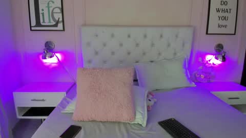 Snapshot of emelie_ch_ chatting on 12/07/24, 05:15 Emily  online show from 12/07/24, 05:15