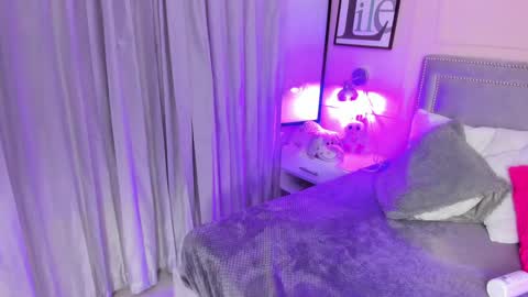 Snapshot of emelie_ch_ chatting on 12/20/24, 12:52 Emily  online show from 12/20/24, 12:52