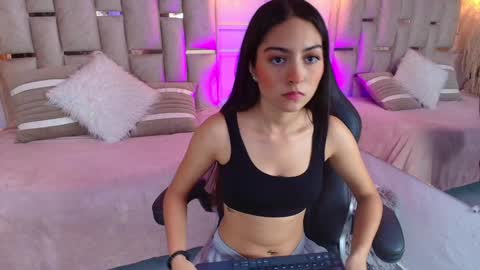 Snapshot of emelie_ch_ chatting on 01/10/25, 05:37 Emily  online show from 01/10/25, 05:37