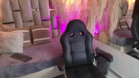 Snapshot of emelie_ch_ chatting on 01/15/25, 01:23 Emily  online show from 01/15/25, 01:23