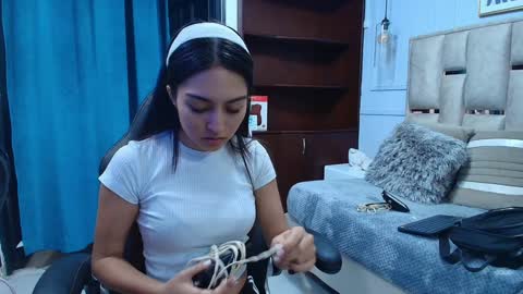 Snapshot of emelie_ch_ chatting on 01/21/25, 11:34 Emily  online show from 01/21/25, 11:34