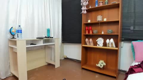 Snapshot of emely_garcia chatting on 12/05/24, 12:30 Emely   online show from 12/05/24, 12:30