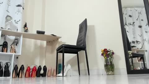 Snapshot of emely_garcia chatting on 02/14/25, 12:51 Emely   online show from 02/14/25, 12:51