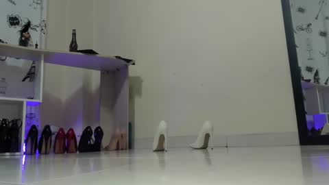 Snapshot of emely_garcia chatting on 02/27/25, 01:27 Emely   online show from 02/27/25, 01:27