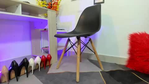 Snapshot of emely_garcia chatting on 09/26/25, 02:43 Emely   online show from 09/26/25, 02:43