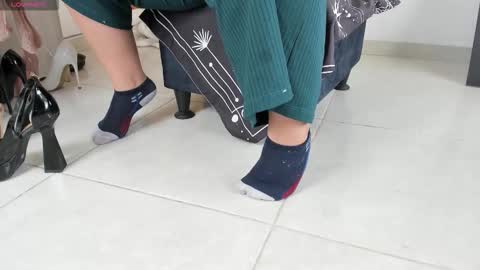 Snapshot of emely_garcia chatting on 11/01/25, 06:32 Emely   online show from 11/01/25, 06:32