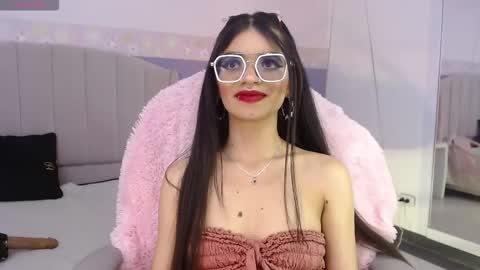 Snapshot of emerald_gh chatting on 11/22/25, 03:49 Danna online show from 11/22/25, 03:49