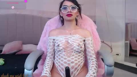 Snapshot of emerald_gh chatting on 12/14/25, 06:30 Danna online show from 12/14/25, 06:30