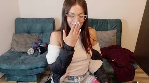 Snapshot of emerald_sparkles chatting on 10/17/25, 04:59 sabrina online show from 10/17/25, 04:59