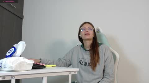 Snapshot of emerald_sparkles chatting on 10/19/25, 03:51 sabrina online show from 10/19/25, 03:51