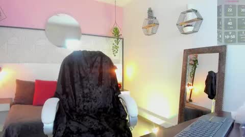 Snapshot of emeralda_co chatting on 10/23/25, 01:10 Esmeralda online show from 10/23/25, 01:10