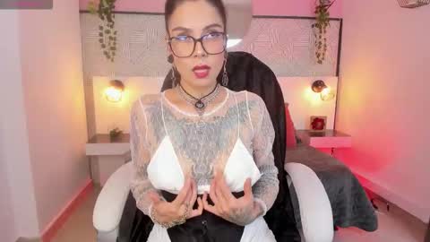 Snapshot of emeralda_co chatting on 11/04/25, 12:26 Esmeralda online show from 11/04/25, 12:26