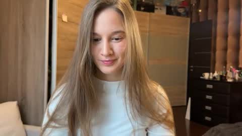 emi__ly online show from 12/01/25, 06:51