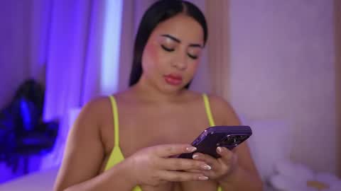 Snapshot of emiily_bell chatting on 02/18/25, 10:36    online show from 02/18/25, 10:36