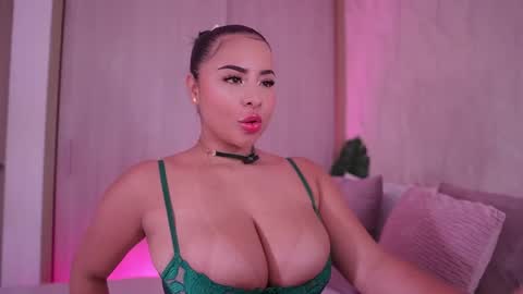 Snapshot of emiily_bell chatting on 10/30/25, 01:45 online show from 10/30/25, 01:45