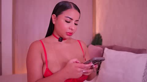 Snapshot of emiily_bell chatting on 11/06/25, 06:31 online show from 11/06/25, 06:31