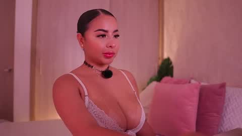 Snapshot of emiily_bell chatting on 11/07/25, 09:37 online show from 11/07/25, 09:37