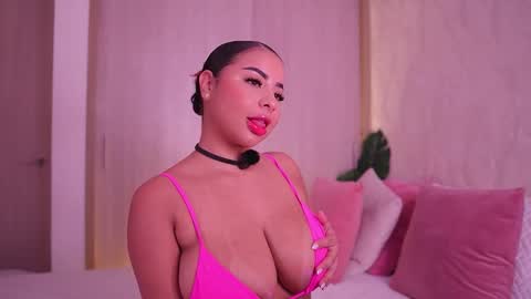 Snapshot of emiily_bell chatting on 11/08/25, 04:51 online show from 11/08/25, 04:51