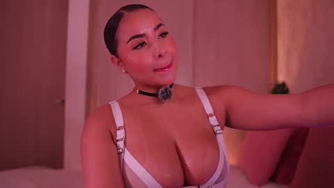 Snapshot of emiily_bell chatting on 11/10/25, 10:53 online show from 11/10/25, 10:53