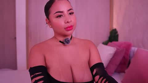 Snapshot of emiily_bell chatting on 11/11/25, 03:12 online show from 11/11/25, 03:12