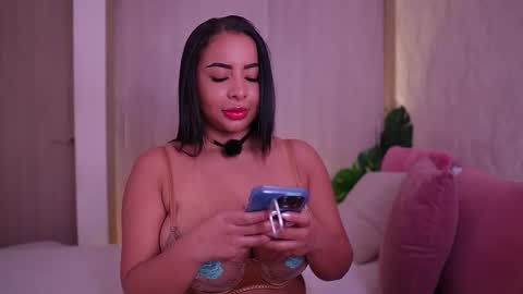 Snapshot of emiily_bell chatting on 11/12/25, 06:19 online show from 11/12/25, 06:19