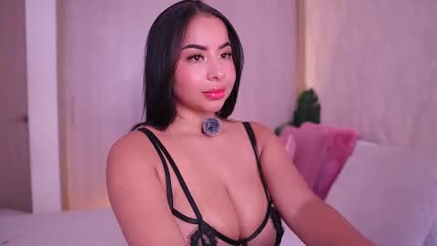 Snapshot of emiily_bell chatting on 11/13/25, 03:33 online show from 11/13/25, 03:33