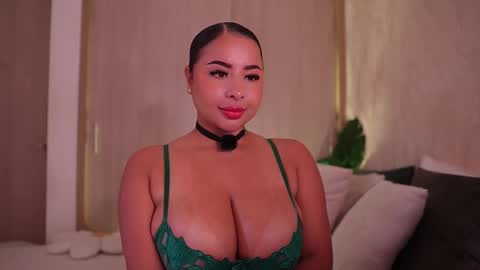 Snapshot of emiily_bell chatting on 11/23/25, 10:20 online show from 11/23/25, 10:20