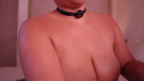 Snapshot of emiily_bell chatting on 11/27/25, 08:11 online show from 11/27/25, 08:11