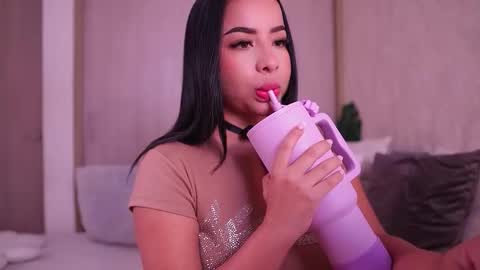 Snapshot of emiily_bell chatting on 11/30/25, 06:45 online show from 11/30/25, 06:45